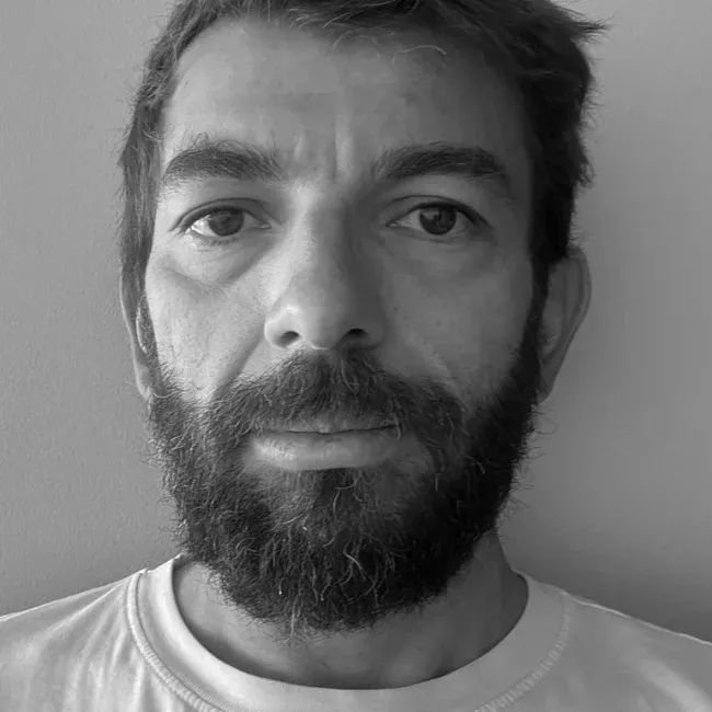 Fotografía en blanco y negro del miembro del equipo Jose Pablo Harz para favorecer la arquitectura deportiva.