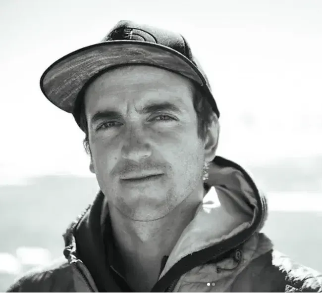 Fotografía en blanco y negro del miembro del equipo Juan Pablo Mohr Prieto para favorecer la arquitectura deportiva.