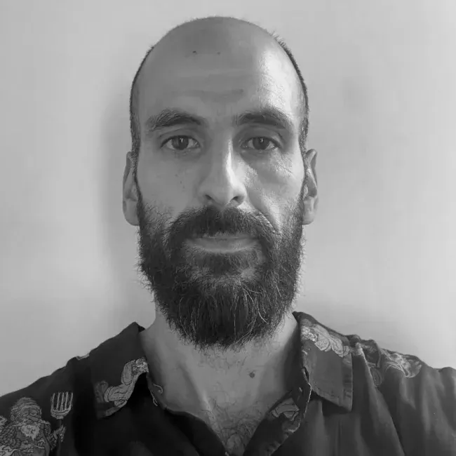 Fotografía en blanco y negro del miembro del equipo Miguel Anabalón para favorecer la arquitectura deportiva.