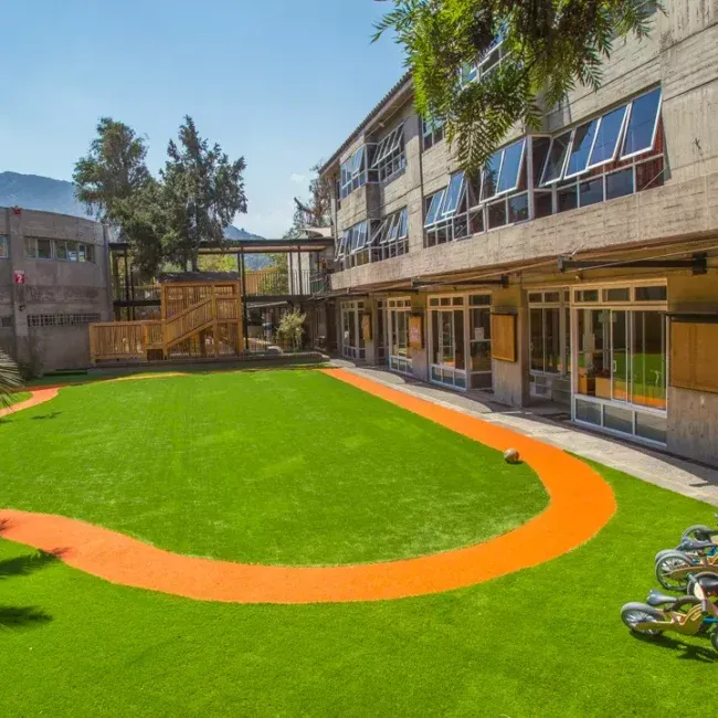 Fotografía del patio de un colegio donde se realizaron proyectos sociales por parte de DeporteLibre.
