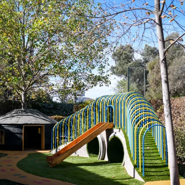 Fotografía de juego para niños en color azul y amarillo al aire libre parte de los proyectos sociales de DeporteLibre.