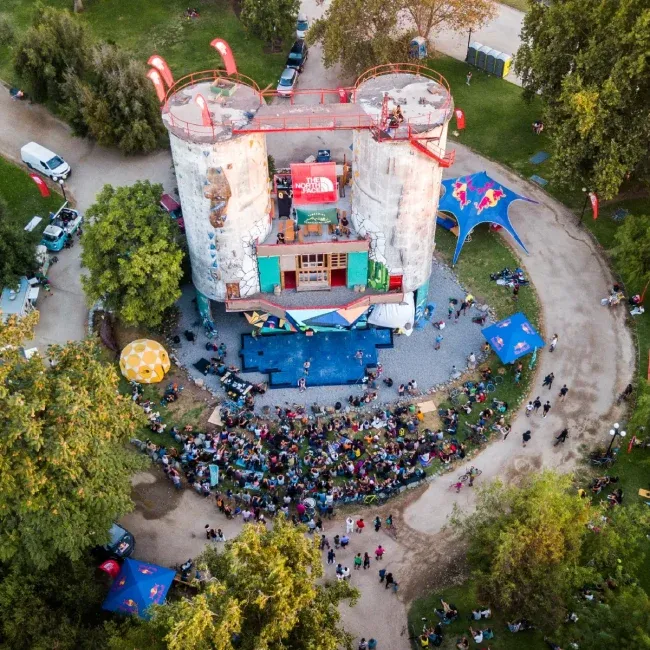 Fotografía desde arriba de un parque con muchas personas que es parte de los Proyectos sociales de DeporteLibre.