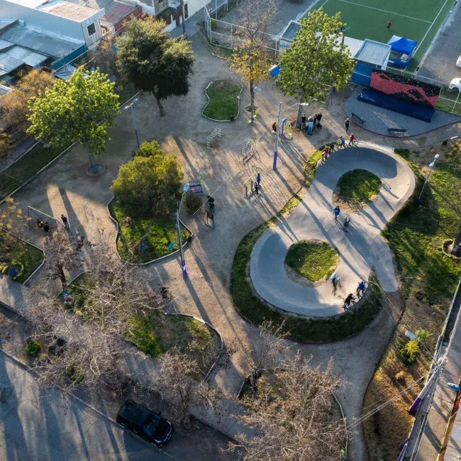 Toma aérea de un parque al aire libre con áreas verdes hecho como proyectos sociales por DeporteLibre.