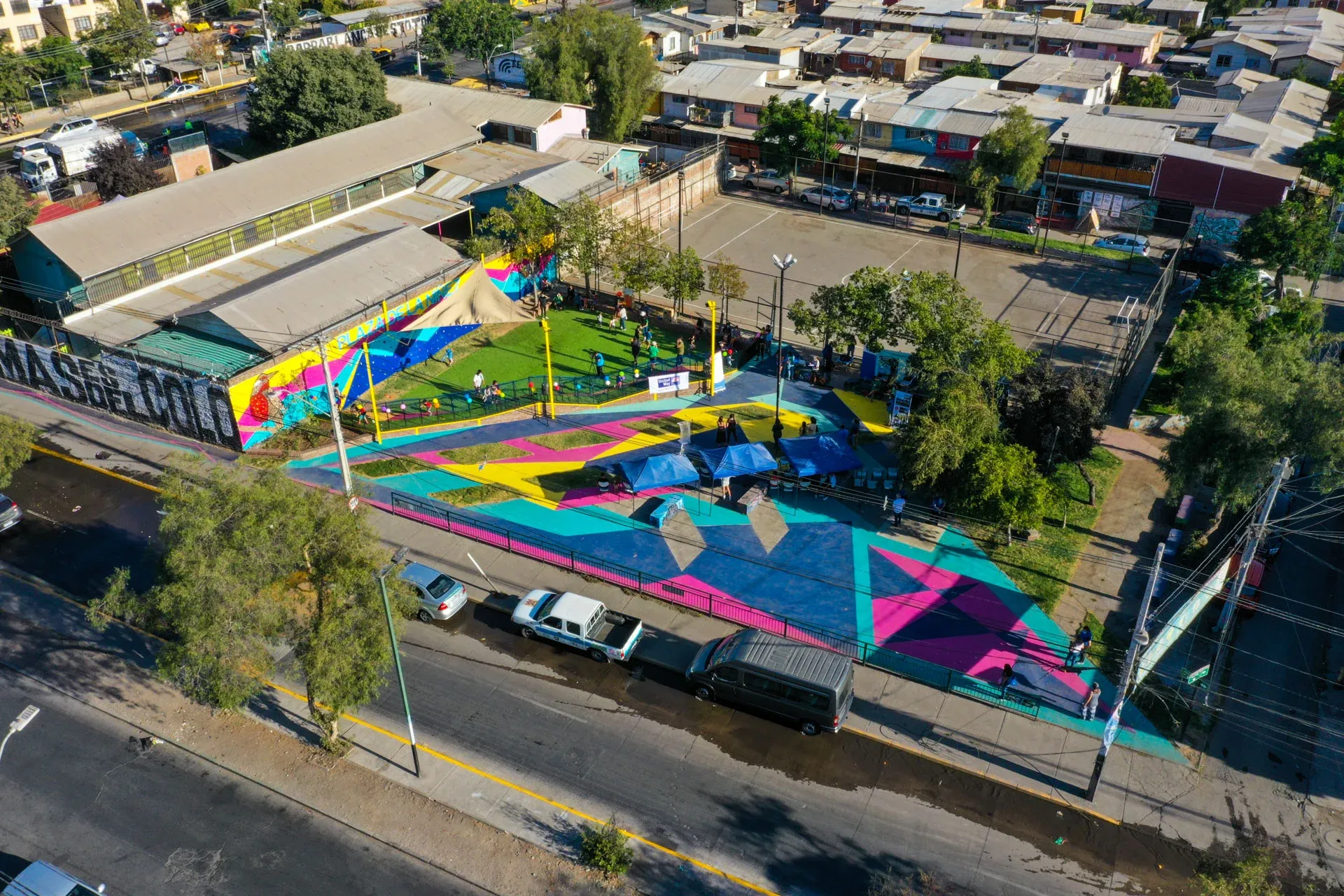 Fotografía de un parque colorido al aire libre y áreas verdes como proyectos sociales para promover el deporte.