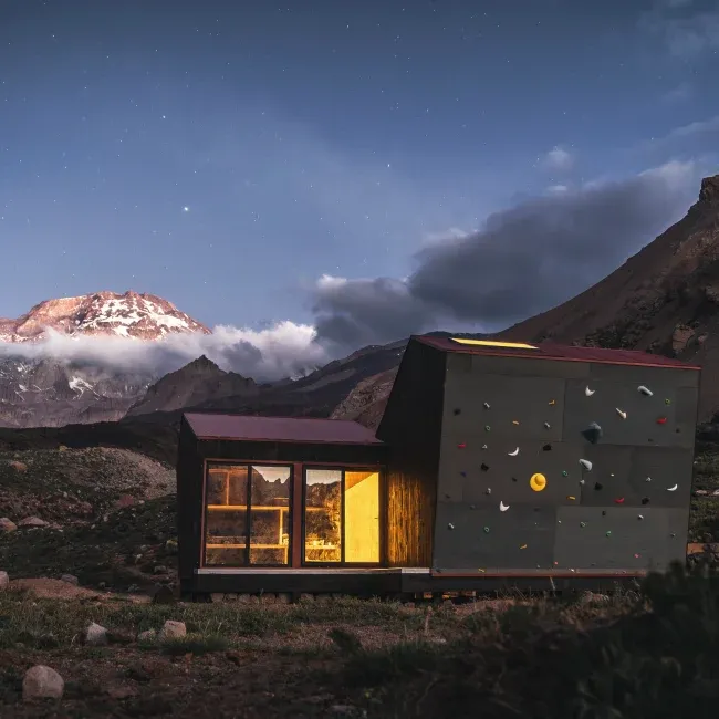 Fotografía durante la noche de un refugio en el volcán Tupungato hecho como proyectos sociales de DeporteLibre.