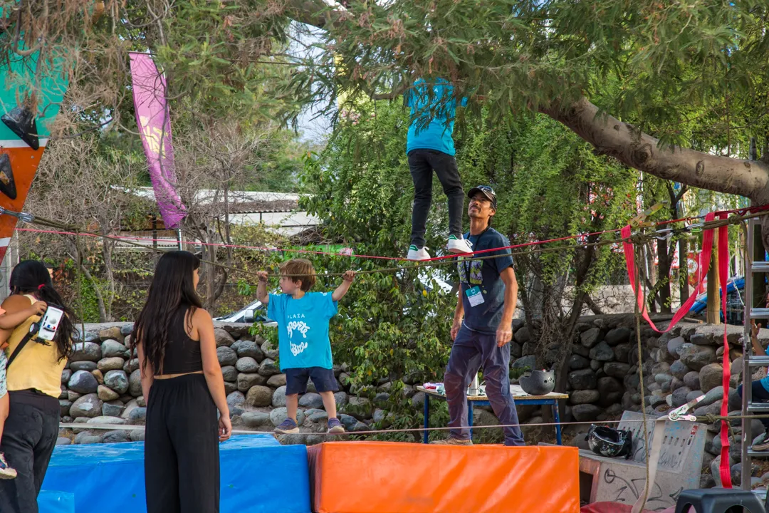 Fotografía de niñas con playera azul en un parque al aire libre realizando ejercicios de calistenia durante el día.
